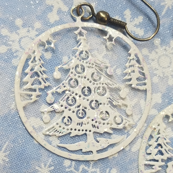Metal die cut Christmas tree earrings - Picture 4 of 7
